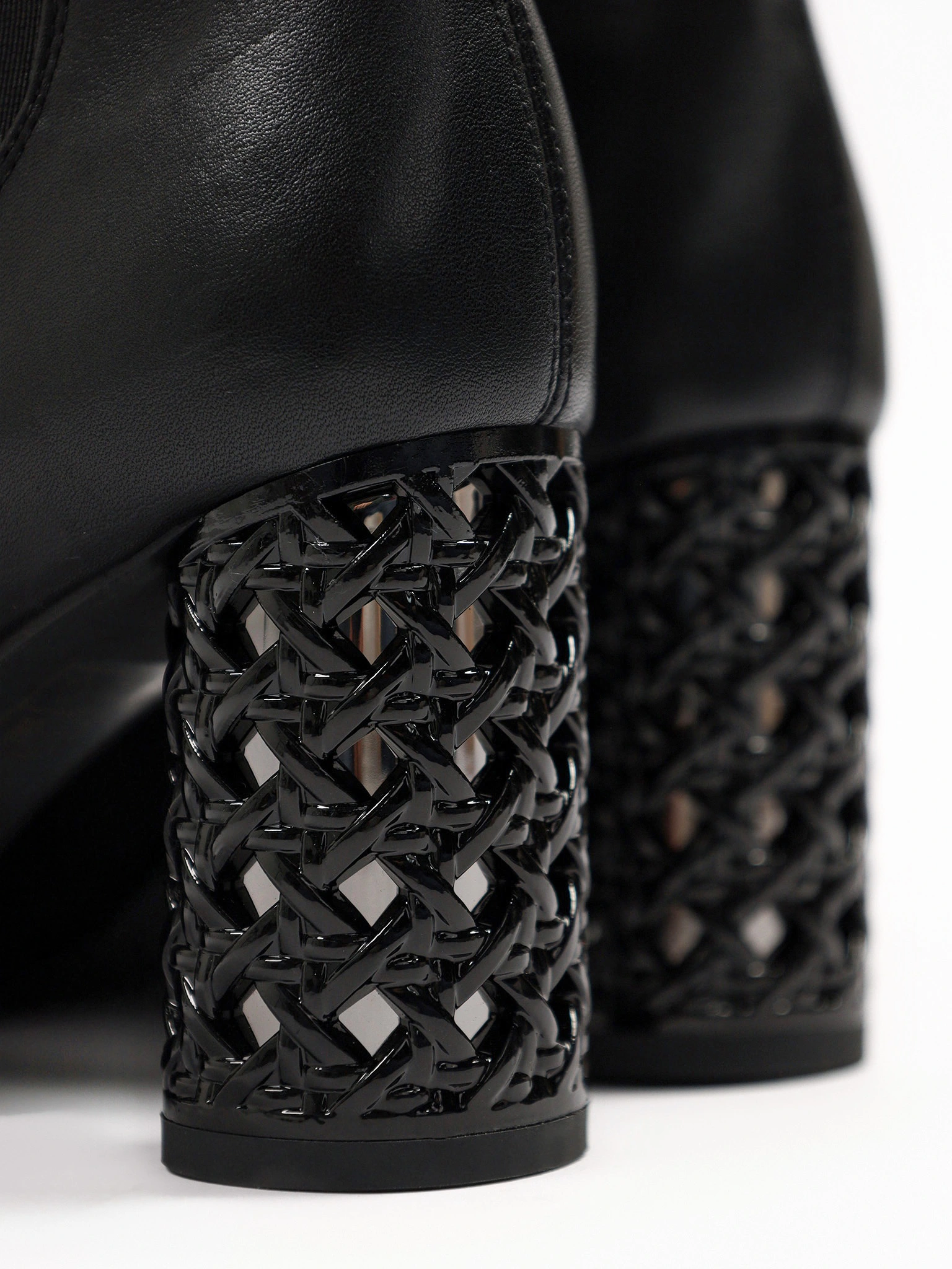 Ботильоны черного цвета на высоком круглом каблуке